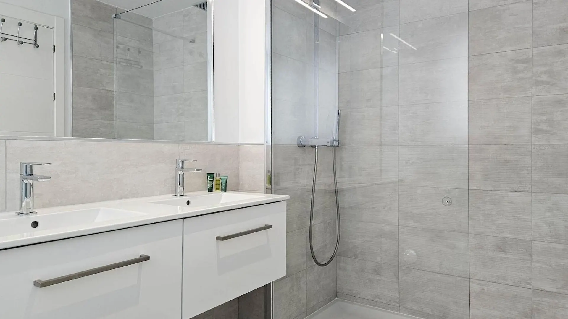 Modern 3 Bedroom Apartment With Amazing Facilities Manilva